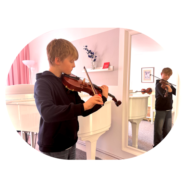 1. Bild Kinder Junge Steht mit Geige vor einem weißen Flügel und spielt, er spiegelt sich in einem Spiegel