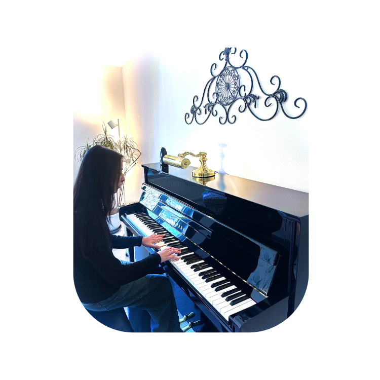 2. Bild Klavier Mädchen sitzt an einem schwarzen Klavier und spielt Klavier